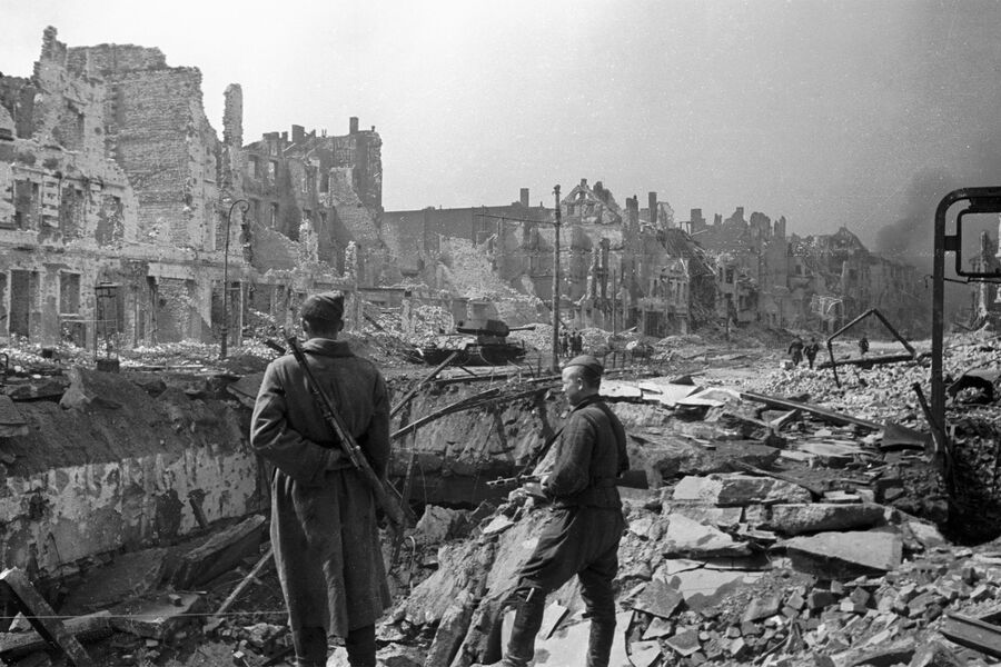 Советские солдаты на&nbsp;улице Берлина, 2&nbsp;мая 1945&nbsp;года