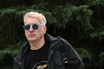 Кинокритик Стас Тыркин перед началом церемонии прощания с режиссером и актером Юрием Морозом у Большого траурного зала ЦКБ №1 в Москве, 16 июля 2025 года