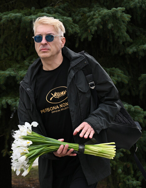 Кинокритик Стас Тыркин перед&nbsp;началом церемонии прощания с&nbsp;режиссером и актером Юрием Морозом у&nbsp;Большого траурного зала ЦКБ №1 в&nbsp;Москве, 16&nbsp;июля 2025&nbsp;года