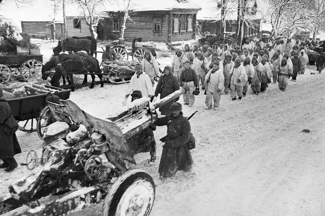 6 декабря 1941 года. Разгром немецко-фашистских войск под Москвой. Начало контрнаступления Красной армии. Советские войска проходят по улице освобожденной деревни