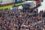 Участники демонстрации около Минского автомобильного завода на шестой день протестных акций в Белоруссии, 14 августа 2020 года