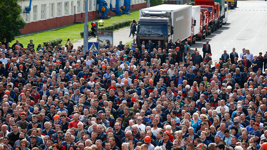Участники демонстрации около Минского автомобильного завода на шестой день протестных акций в Белоруссии, 14 августа 2020 года