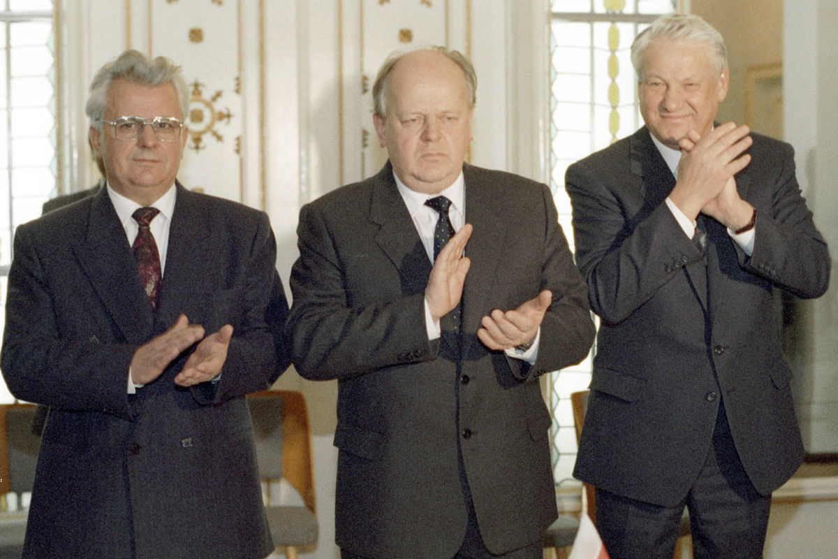 Леонид Кравчук, Станислав Шушкевич и Борис Ельцин после подписания Соглашения о создании Содружества Независимых Государств в Беловежской пуще, 1991 год