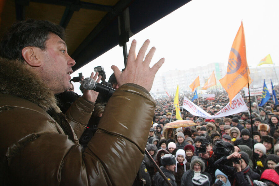 Борис Немцов во время выступления на&nbsp;многотысячном митинге против повышения транспортного налога, прошедшем на&nbsp;Центральной площади у&nbsp;Дома советов в&nbsp;Калининграде, 2010&nbsp;год