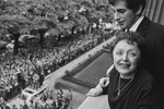 Певица Эдит Пиаф с&nbsp;мужем, актером и певцом Тео Сарапо, стоят на&nbsp;балконе над&nbsp;толпой в&nbsp;день своей свадьбы, Париж, Франция, 9&nbsp;октября 1962&nbsp;года