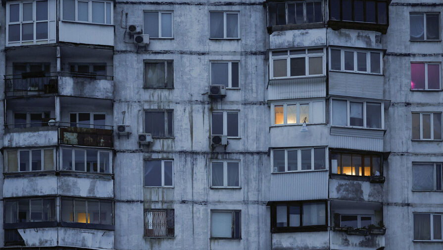 Фекалии уже текут из окон: киевлянам предложили использовать кошачьи лотки как туалет