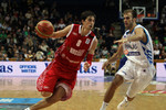 Баскетболист сборной России Алексей Швед уходит от игрока сборной Греции Ника Калатеса.