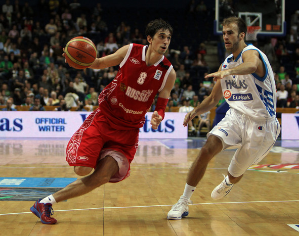 Баскетболист сборной России Алексей Швед уходит от игрока сборной Греции Ника Калатеса.