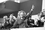 Британский премьер Маргарет Тэтчер указывает на небо, принимая овации на конференции Консервативной партии. 13 октября 1989 года.