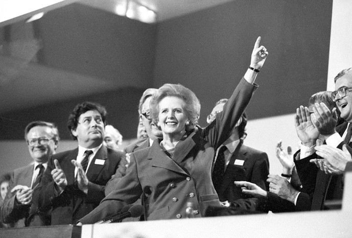 Британский премьер Маргарет Тэтчер указывает на&nbsp;небо, принимая овации на&nbsp;конференции Консервативной партии. 13&nbsp;октября 1989&nbsp;года.