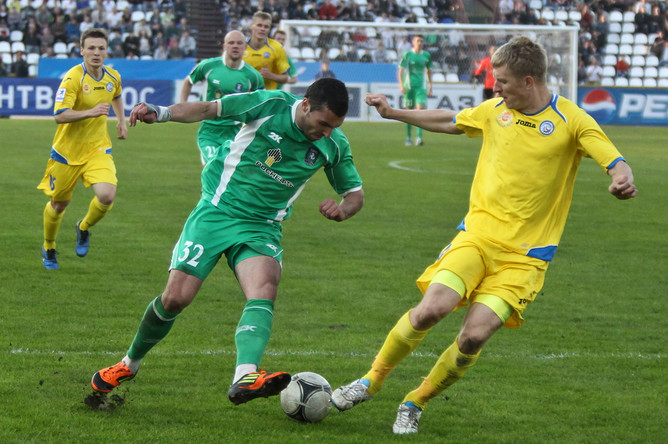 Никита Баженов (в зеленом) надеется, что скоро к «Томи» придет удача