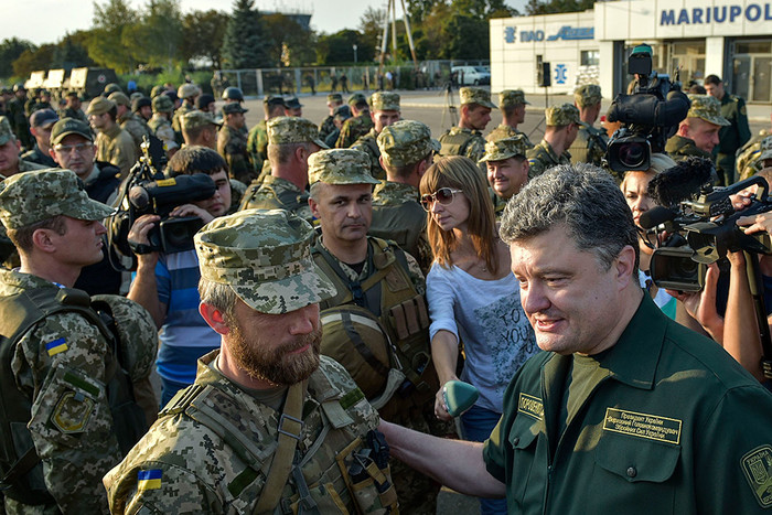Президент Украины Петр Порошенко на встрече с военнослужащими во время рабочей поездки в Мариуполь