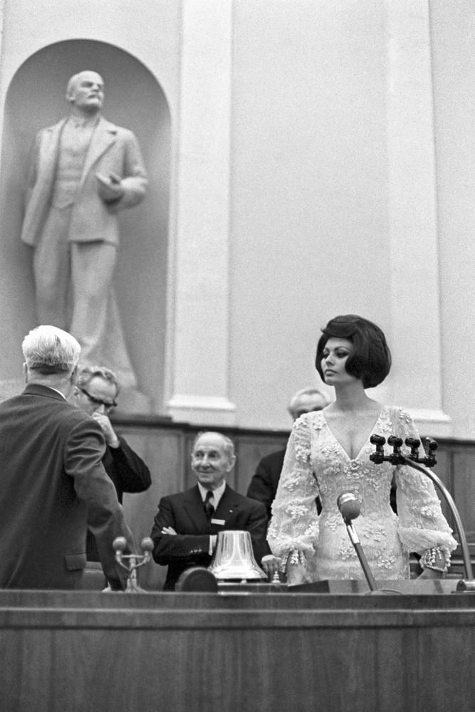 Софи Лорен в зале заседания советского парламента, 1965 год