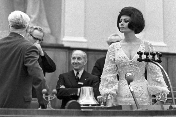 Софи Лорен в зале заседания советского парламента, 1965 год