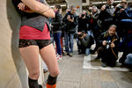 Участница акции No Pants Subway Ride в Бухаресте