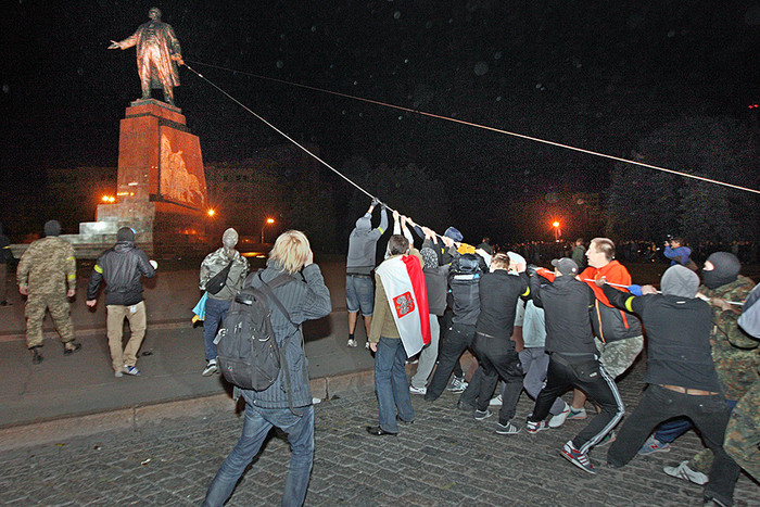 Участники митинга «Харьков — это Украина» сносят памятник В.И. Ленину на площади Конституции