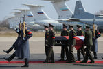 Гроб с телом Леха Качиньского доставлен в Варшаву на транспортном самолете ВВС Польши