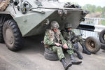 Бойцы украинской армии во время отдыха на окраине Славянска