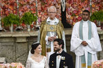 Шведский принц Карл Филипп и София Хеллквист во время их свадьбы в королевской часовне Стокгольма