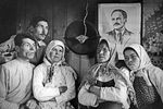 Группа колхозников слушает по радио выступление В.М. Молотова о вероломном нападении фашистской Германии на СССР
