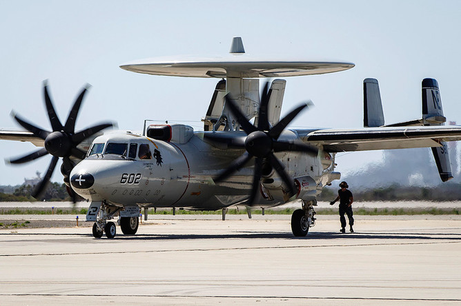 Navy E-2C Hawkeye на военно-морской базе Вентура-Каунти в США