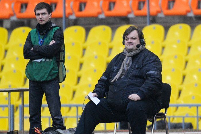 Василий Уткин (справа) во время работы с бровки на одном из матчей РФПЛ