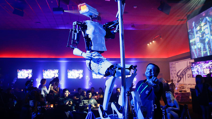 Выступление роботессы-танцовщицы в ночном клубе Лас-Вегаса во время выставки CES International, 8 января 2018 года