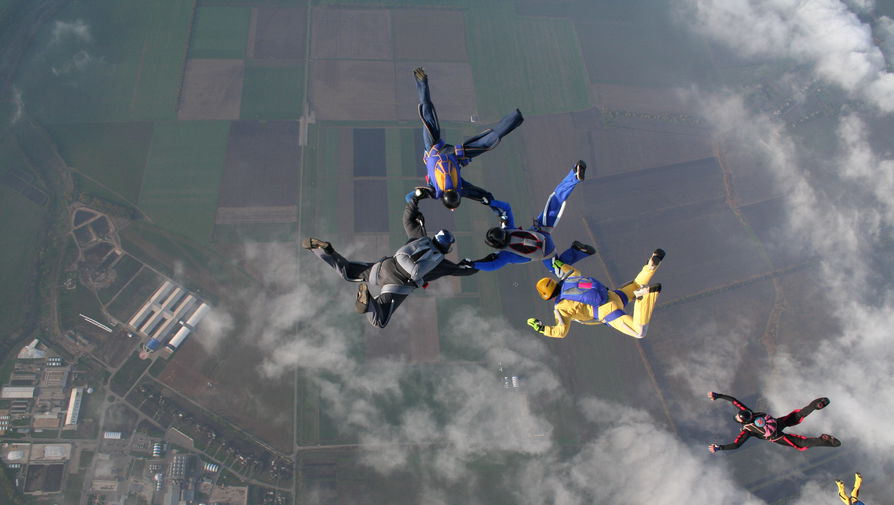 В России создан тренажер для отработки совместного прыжка двух парашютистов