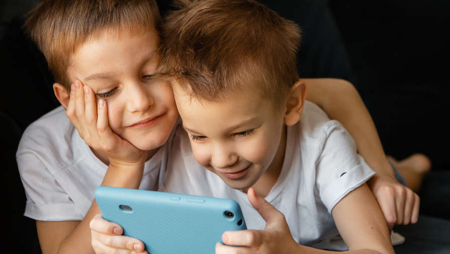 Психолог Фокина раскрыла причину зависимости детей от смартфонов