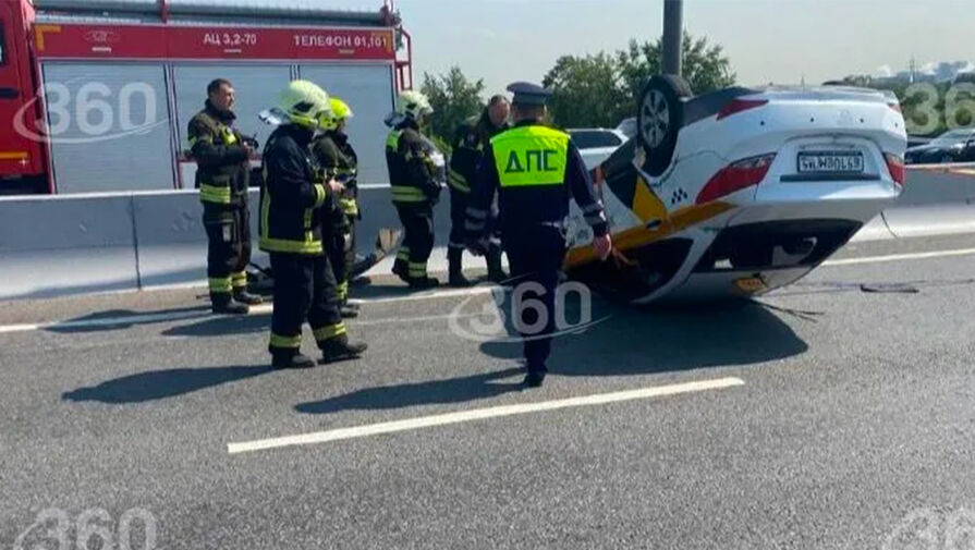 В Москве в результате ДТП на внешней стороне 53-го километра МКАД перевернулось такси