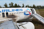 На месте аварийной посадки самолета А320 авиакомпании «Уральские авиалинии» в Новосибирской области, 12 сентября 2023 года