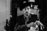 <b>Сергей Юрский на съемках фильма «Любовь и голуби» (1984). </b><br><br>
Первоначально на роль Дяди Мити Владимир Меньшов хотел взять возрастного актера. Но проведя несколько проб, режиссер понял, что в этом случае легкость и театральность сюжета теряются. Он вспомнил о Сергее Юрском, который, еще будучи 30-летним, играл пожилого сторожа Илико в спектакле «Я, бабушка, Илико и Илларион». Меньшов встретился с Юрским на Мосфильме – и даже не стал делать пробы, а просто попросил его прочитать отрывок из рассказа Василия Шукшина. В результате 49-летний Сергей Юрский сыграл дядю Митю, которому – по сюжету – было больше 60 лет. 