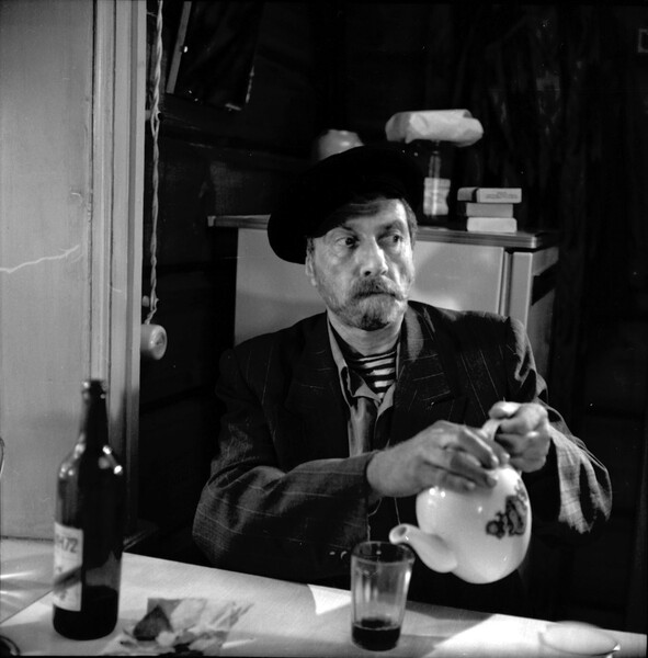<b>Сергей Юрский на&nbsp;съемках фильма «Любовь и голуби» (1984). </b><br><br>
Первоначально на&nbsp;роль Дяди Мити Владимир Меньшов хотел взять возрастного актера. Но проведя несколько проб, режиссер понял, что в&nbsp;этом случае легкость и театральность сюжета теряются. Он вспомнил о&nbsp;Сергее Юрском, который, еще будучи 30-летним, играл пожилого сторожа Илико в&nbsp;спектакле «Я, бабушка, Илико и Илларион». Меньшов встретился с&nbsp;Юрским на&nbsp;Мосфильме – и даже не стал делать пробы, а просто попросил его прочитать отрывок из&nbsp;рассказа Василия Шукшина. В&nbsp;результате 49-летний Сергей Юрский сыграл дядю Митю, которому – по&nbsp;сюжету – было больше 60&nbsp;лет. 
