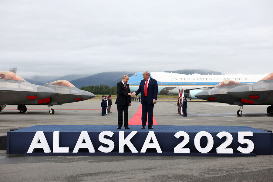 Президент России Владимир Путин и президент США Дональд Трамп во время встречи на&nbsp;Аляске