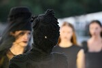 Показ мод в рамках Международного форума BRICS+ Fashion Summit и Московской недели моды на Парящем мосту в парке «Зарядье» в Москве, 28 августа 2025 года