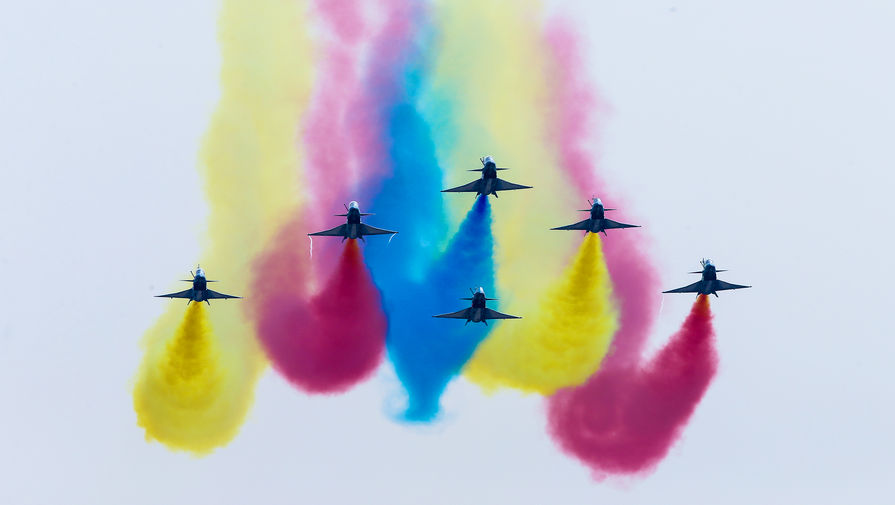 Выступление китайской пилотажной группы &laquo;1 августа&raquo; на&nbsp;истребителях Chengdu J-10 01&nbsp;в&nbsp;рамках международной авиационно-космической выставки Airshow China 2016