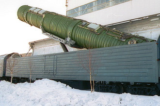 Подъем пусковой установки межконтинентальной баллистической ракеты на БЖРК (боевом железнодорожном ракетном комплексе), 2002 год