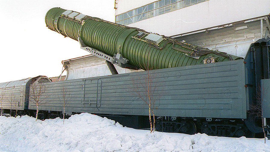Подъем пусковой установки межконтинентальной баллистической ракеты на БЖРК (боевом железнодорожном ракетном комплексе), 2002 год