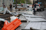 Сорванный ураганом заградительный забор на улице Остоженка в Москве