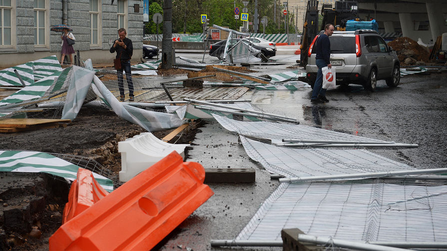 Сорванный ураганом заградительный забор на&nbsp;улице Остоженка в&nbsp;Москве