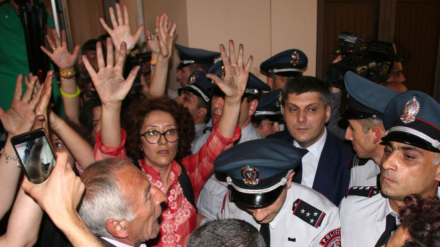 Демонстранты, требующие отставки мэра Еревана Тарона Маргаряна, в здании городской администрации, 16 мая 2018 года