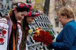 Канцлер ФРГ Ангела Меркель во время возложения цветов к мемориалу «Небесной сотни» в Киеве, 1 ноября 2018 года