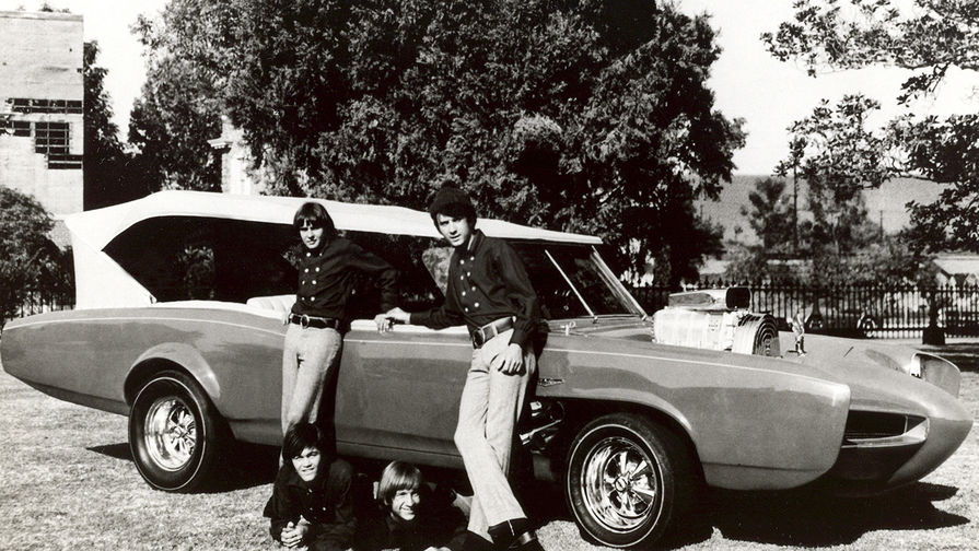 Участники поп-группы The Monkees около&nbsp;своего хот-рода на&nbsp;базе Pontiac GTO под&nbsp;названием Monkeemobile, 1966 год
