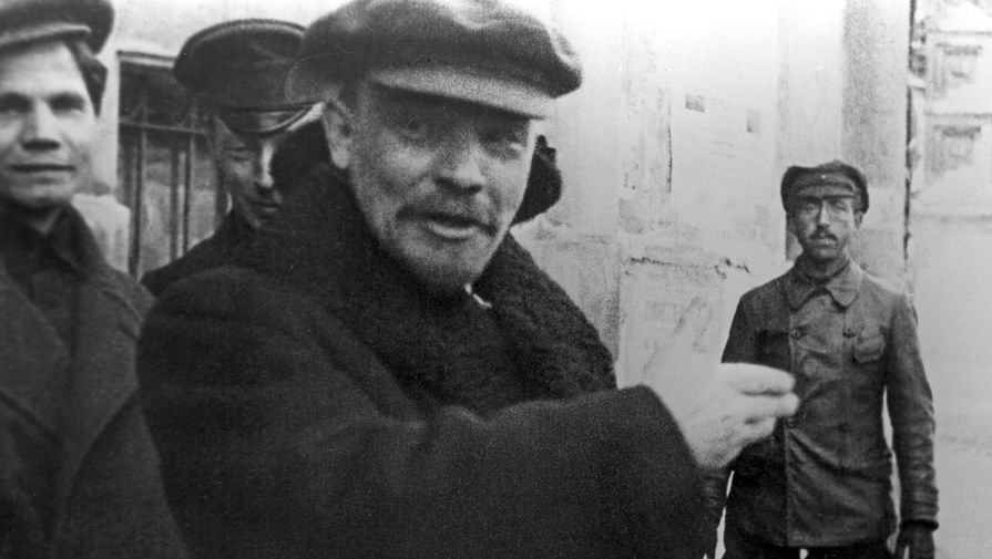 Владимир Ильич Ленин у Дома союзов после заседания I Всероссийского съезда по внешкольному образованию, 6 мая 1919 года