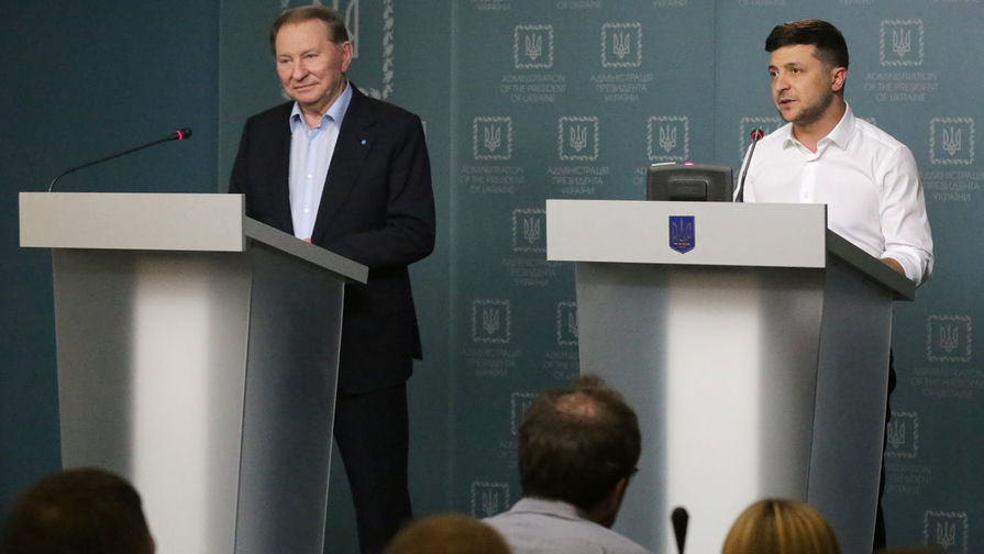 Президент Украины Владимир Зеленский (справа) и бывший президент Украины Леонид Кучма 
