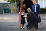 Принцесса Шарлотта и ее брат принц Джордж с родителями у здания школы Thomas's Battersea в лондонском районе Баттерси, 4 сентября 2019 года