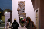 У мемориальной доски в честь журналистки Анны Политковской на здании редакции «Новой газеты» в Потаповском переулке, 7 октября 2020 год