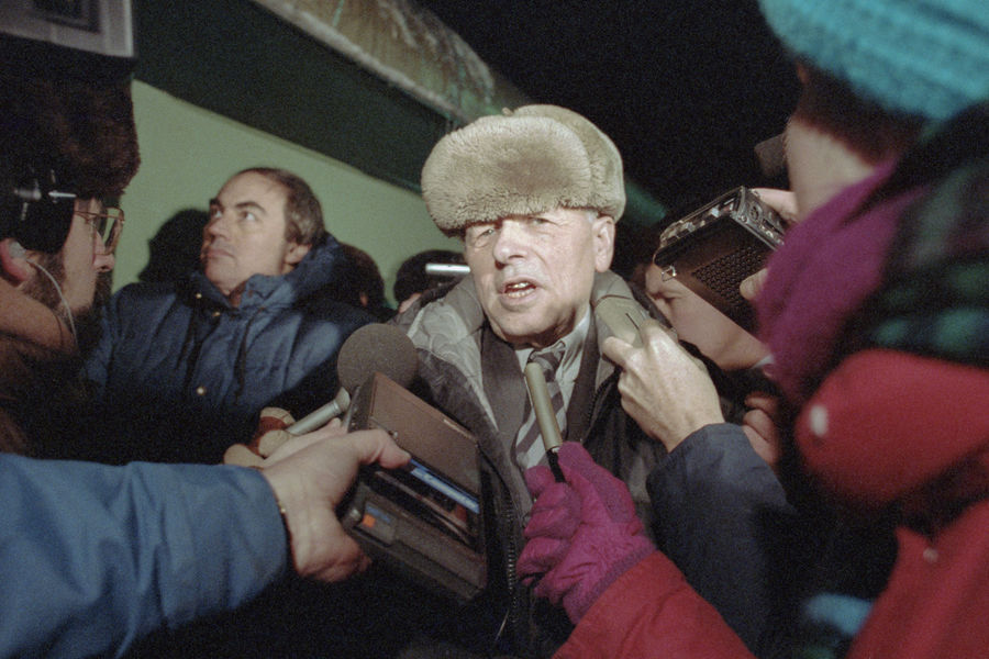 Москва, Ярославский вокзал, 23 декабря 1986 года. Возвращение академика Андрея Сахарова в СССР