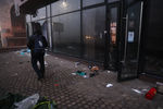 Разграбленный в ходе беспорядков магазин в Алма-Ате, 6 января 2022 года