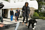 Мишель Обама выгуливает собаку на территории Белого дома, 2009 год